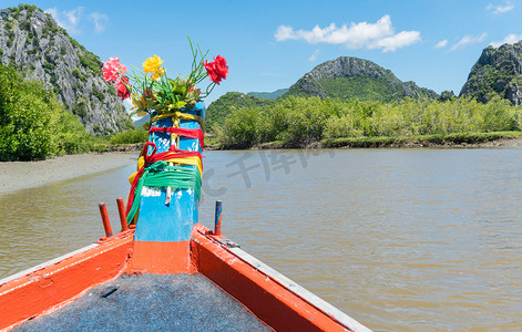 Khao Dang 运河上的渔船和 Pr 的岩石或石山