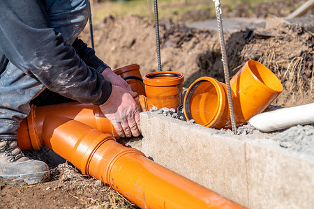 在房屋建造过程中安装污水塑料管