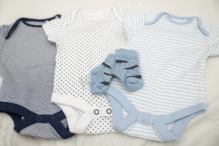 婴儿衣服紧身连衣裤和新生儿袜子