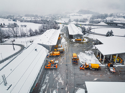 公路养护基地工作人员忙碌一天，大雪导致道路延误