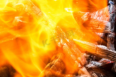 清空热木炭烤肉架，火焰明亮。