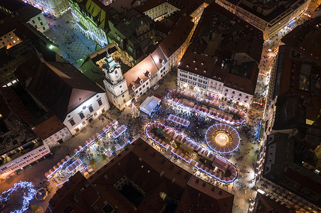 美食节摊位摄影照片_夜间圣诞市场的鸟瞰图