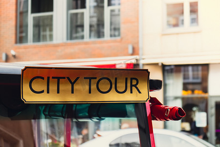 老城区的红城旅游车，带有观光城市旅游的文字标志。