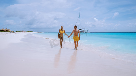 夫妇参观克莱因库拉索岛白色沙滩上的小库拉索岛