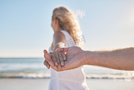 为了爱、信任和美好的婚姻时光，牵手、支持和漫步在海滩上。