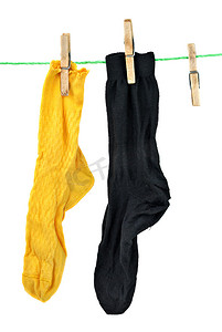 挂在绳子上的黄色和黑色袜子