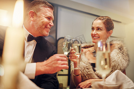 成功、爱情或幸福的情侣在派对上举杯庆祝目标或在豪华活动中庆祝新年。