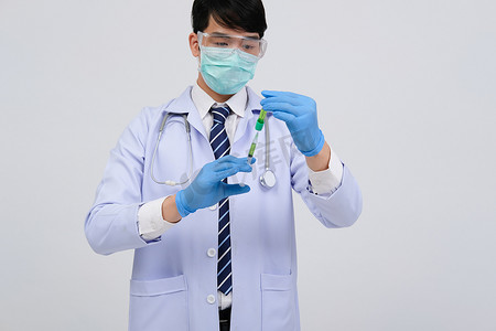 医生执业医师与药物注射器小瓶安瓿。