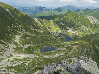 美丽生动的蓝山湖泊 Horne 和 Dolne Jamnicke pleso，从 Jamnice sedlo 马鞍、Western Tatras 山脉、Rohace 斯洛伐克、夏季阳光明媚的蓝天可以欣赏到绿色山峰