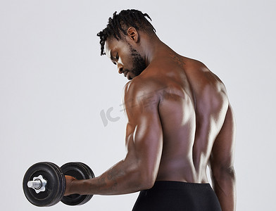 健身、锻炼和强壮的黑人男子在工作室进行二头肌锻炼的重量训练。