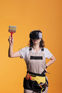 使用虚拟现实护目镜工作的女建筑师