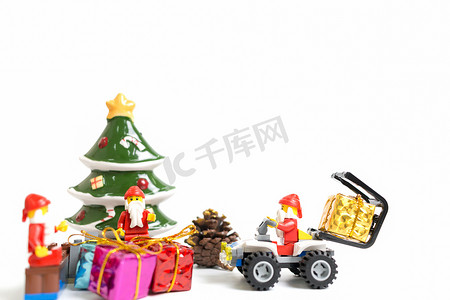 乐高圣诞老人minifigure与白色背景上的圣诞场景