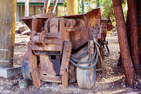 铁运摄影照片_曾经用来运矿石的旧生锈自卸车