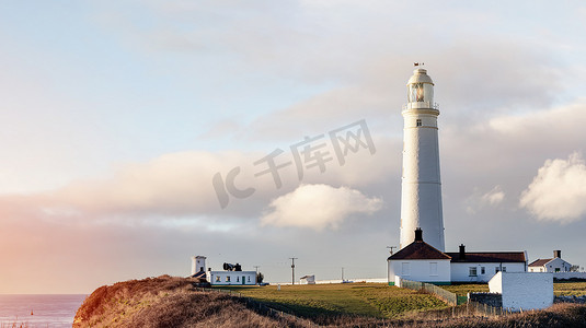 海滨灯塔风景摄影照片_威尔士海岸的白色灯塔