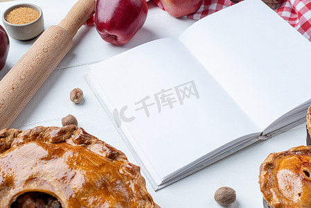 空白打开的烹饪书模型，包括苹果派、肉派和时令水果