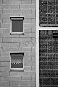 德国埃森沉闷建筑的垂直灰度照片