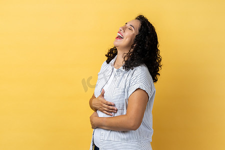 情绪免费摄影照片_对某事开心地笑的女人把手放在肚皮上微笑，广泛表达积极情绪