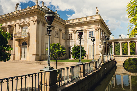 波兰华沙 2022 年 5 月在华沙拉津基公园旅游胜地岛上的巴斯古典主义宫殿。