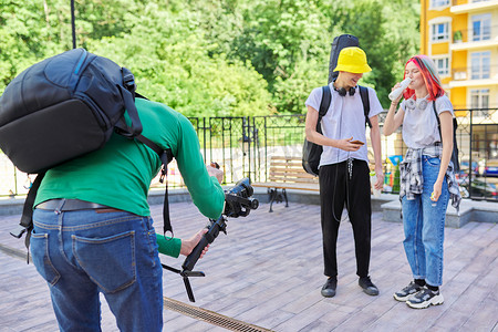 摄像师在城市拍摄青少年模特