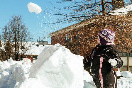 可爱的小白人女孩在冬天玩雪。