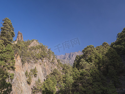 亚连摄影照片_西班牙加那利群岛拉帕尔马远足小径 Caldera de Taburiente 的 Roque Idafe，安古斯蒂亚斯峡谷峡谷的岩层景观