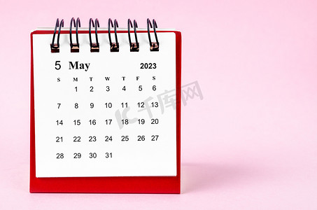 粉红色背景的 2023 年 5 月台历。