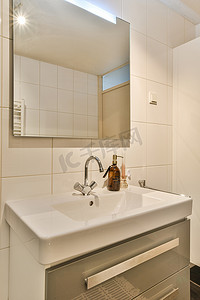 洗马桶摄影照片_带水槽和镜子的白色浴室