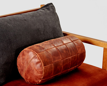 软沙发上舒适的铜色皮革垫子