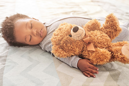 有泰迪熊在身边，他就有了最柔软最甜蜜的梦。