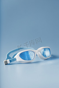 带蓝色镜片的白色游泳眼镜