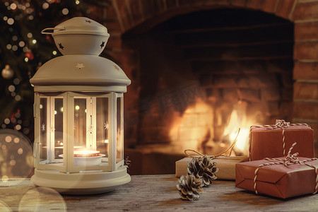 圣诞前夜，带燃烧蜡烛的灯笼、带圣诞树的房间里的木桌上的礼物和壁炉