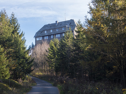 在 Hochwald Hvozd 山上的老山餐厅小屋 Hochwaldbaude 的景色在 Luzicke hory，Lusatian 山脉，阳光明媚的秋日，蓝天
