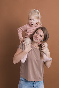 声音疗法摄影照片_植入人工耳蜗的聋童女孩学习听声音并与母亲一起玩-人工耳蜗手术后康复和康复概念
