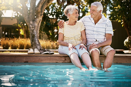 老年夫妇、拥抱和游泳池度假，放松身心，享受暑假的爱情或美好的亲密时光。