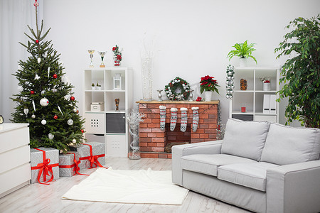 树下有圣诞装饰和礼物的明亮客厅