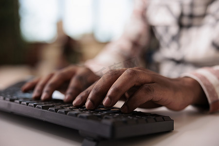 非洲裔美国男性影响者在电脑键盘上为在线博客撰写文章的特写