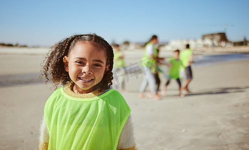 年轻女孩、海滩清洁和环境肖像与气候变化和回收、志愿者背心和儿童清洁户外。