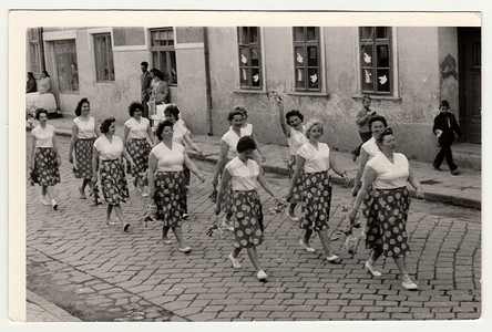 复古照片显示妇女准备参加 Spartakiada。 
