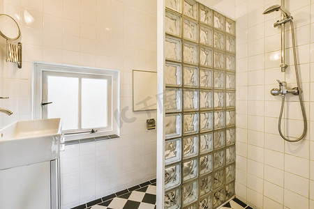 带淋浴和水槽的浴室的两个视图