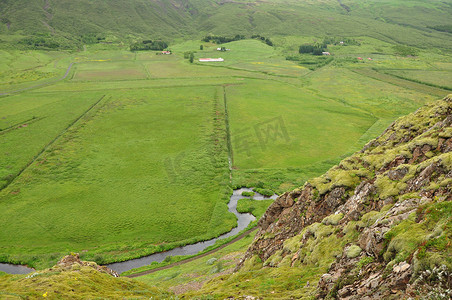 冰岛 Blaskogabyggd 的冰岛大 Geysir 附近的绿色山谷和河流的风景