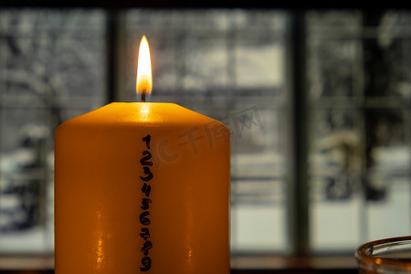 窗台上有出现日历的蜡烛，室外有雪天。