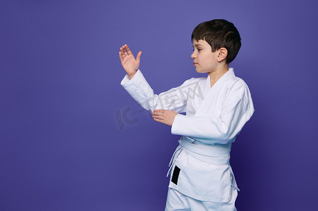 迷人自信的东方武术摔跤手在紫色背景中练习武术，并有广告文字的复制空间