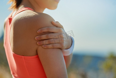 疼痛动作摄影照片_肩部受伤确实会抑制您的动作。