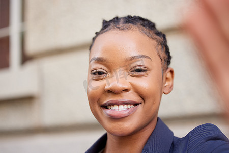 黑人女性、商务面孔和微笑自拍，同时在社交媒体上在线更新有关领导地位或个人资料的信息。