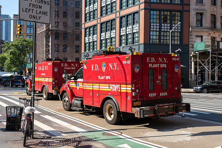 安全月2022摄影照片_美国纽约市 — 2022年9月18日纽约消防局车辆停在停车场