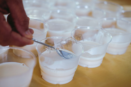 塑料杯装豆浆布丁。