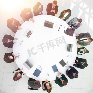 从 top.meeting 业务合作伙伴的角度来看圆桌会议。