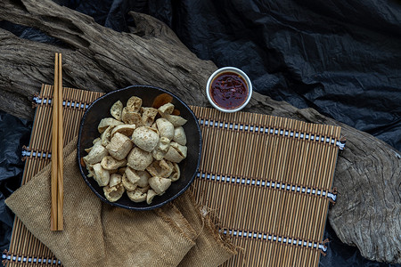 炸豆腐摄影照片_油炸脆皮豆腐或炸豆腐配糖醋辣酱。