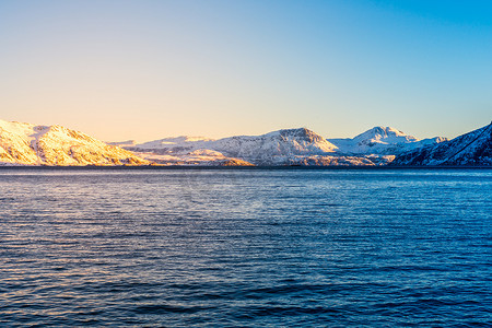 特罗姆瑟摄影照片_挪威雪山与靠近特罗姆瑟的峡湾