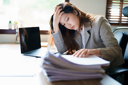 中小企业主、使用计算机和财务报表的人对扩大市场以提高投资业务能力的焦虑表达